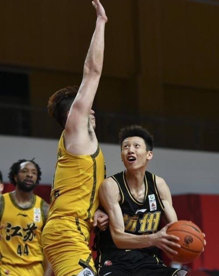 广厦男篮大胜四川,重获胜利步步靠近东部前四的简单介绍